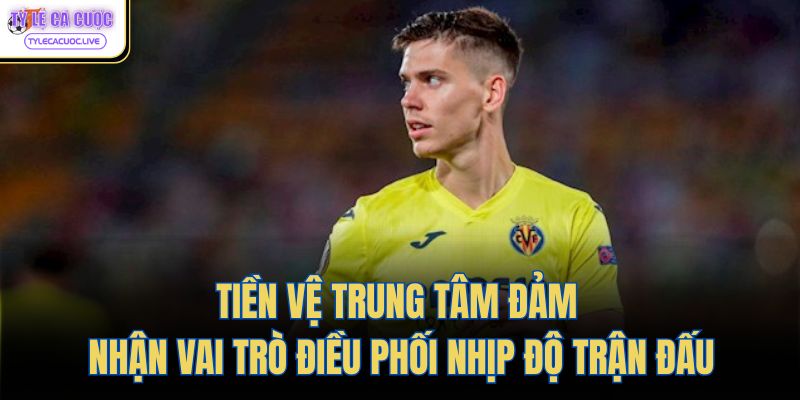 Tiền vệ trung tâm đảm nhận vai trò điều phối nhịp độ trận đấu